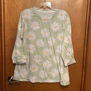 Never worn! 2 for 1 deal* beautiful lightweight daisy tee shirt size L 🌼